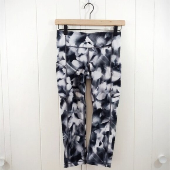 Lululemon speed up crop - Picture 2 of 8